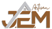 Logo J.E.M Artisan avec un toit de maison et une fenêtre intégrés dans la lettre A. Couleurs marron et gris sur fond noir.